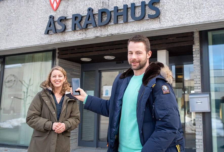 Endelig kan innbyggere i Ås kommune bestille time til vaksinering selv. Fra venstre virksomhetsleder barn, unge og familie Monica Berge-Tukh og enhetsleder forebyggende helsetjenester Kim Christophersen. Foto: Ås kommune/Ellen Margrete Ceeberg. Foto av virksomhetsleder Monica Berge-Tukh og enhetsleder Kim Bjørnar Christophersen