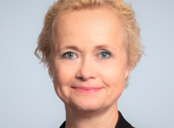 – Generasjonsskillene er en av utfordringene som krever bevissthet fra ledelsens side, sier Lise Hammergren. - Arbeidstakere som har vært lenge i jobb, har med seg erfaring som er veldig verdt å ta vare på. De har også ferdigheter, og mest sannsynligvis også egenskaper, som vi ikke bør glemme. Utfordringen blir å få alle med seg til å tilegne seg nye kunnskaper og lære seg nye måter å jobbe på. Foto: BI.