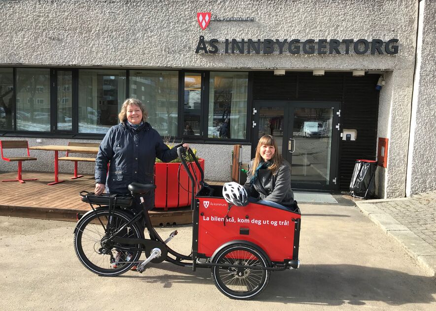 El-kassesykkelen kan snart lånes av innbyggere i Ås. Bente Sperlin og Siri Gilbert fra avdelingen plan, miljø og næring, slår et slag for folkehelse og miljø