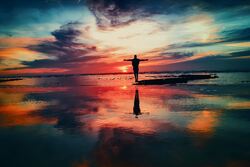 Stressmestringsteknikker kan bidra til stressreduksjon hos arbeidstaker og dermed bedre arbeidsglede, motivasjon og arbeidsmiljø i bedriften. Foto: Mohamed Nohassi / Unsplash