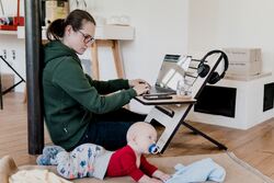 Arbeidsmiljøloven gjelder også for hjemmekontor. En rekke studier viser at tilrettelegging fra arbeidsgiver i form av god ledelse, organisatoriske prosedyrer og retningslinjer for håndtering av psykososiale utfordringer, samt andre former for støtte og hjelp har stor betydning for ansattes helse og trivsel. Foto: Standsome Worklifestyle / Unsplash