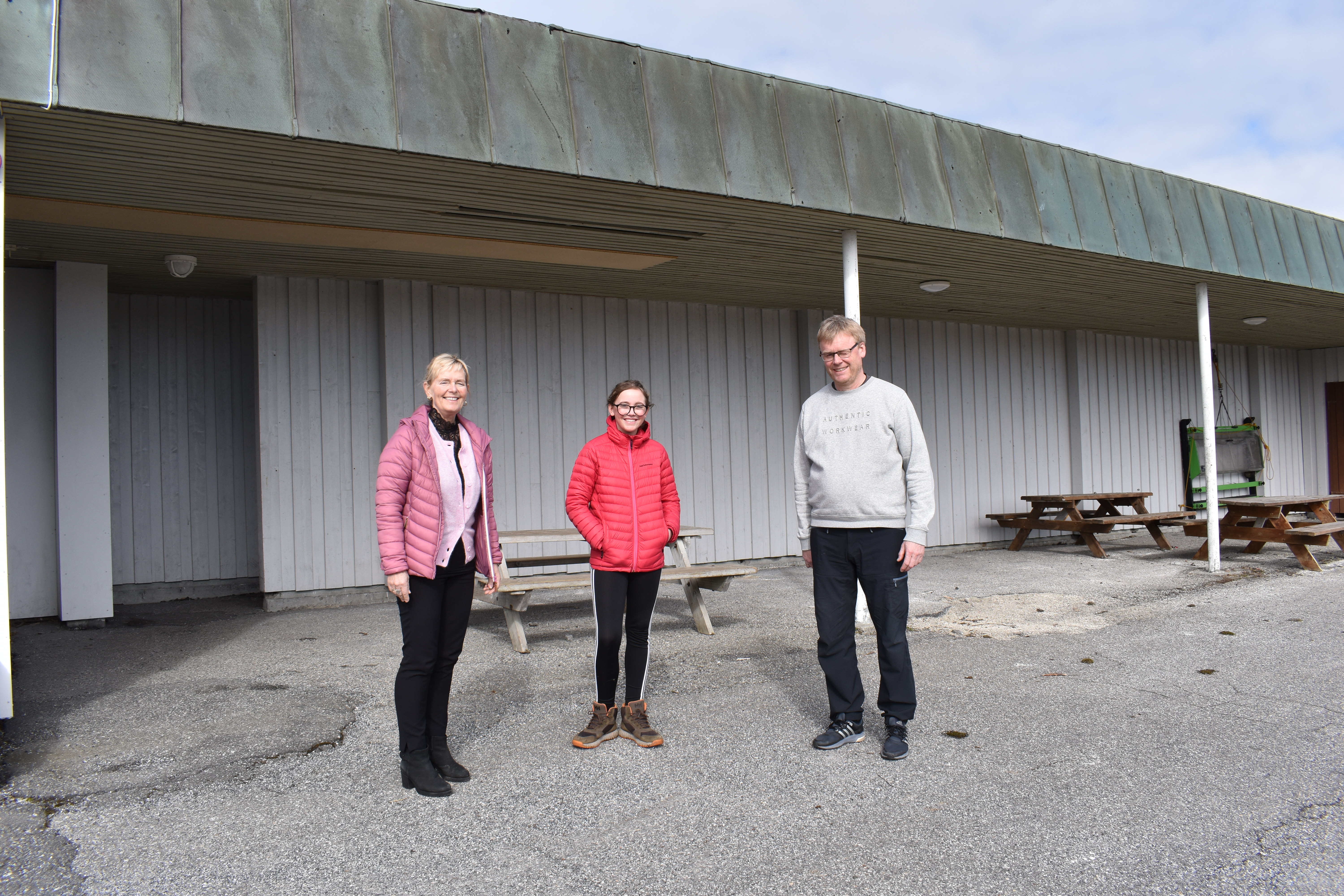 Amalie etterlyser nytt basseng_Elbjørg, Amalie og Lars Olav