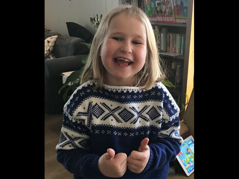 Thea Oline Moe 8 år_red