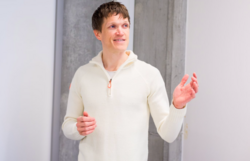 Bård Fyhn underviser ved Norges Handelshøyskole i Bergen og arbeider samtidig med en doktorgrad om psykologisk trygghet i team. Han mener graden av den psykologiske tryggheten kan forklare hvor effektive team er. Foto: Benjamin Bargård.