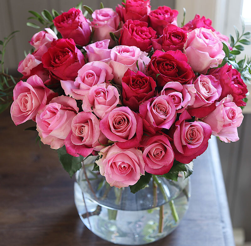 fin blomsterbukett med rosa og røde favorittroser