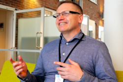 Nils Brede Moe i SINTEF mener erfaringene fra koronapandemien vil endre arbeidshverdagen til svært mange. Han leder en forskergruppe som har studert dynamikken i nordiske bedrifter gjennom hjemmekontor-året 2020. Foto: Jan Are Hansen