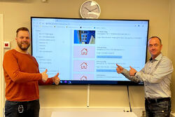 FORNØYDE: Remi Berg og Robin Brynildsen i Sarpsborg kommune tror det digitale systemet for kommunale boliger vil lette boligarbeidet. Foto: Husbanken