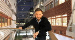 Daniel Massie brenner for å forstå hvordan vi kan lykkes bedre med samhandling.  Foto: BI