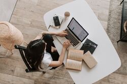 En mellomleder forventes å være til stede – men hvordan gjør du dette når alle sitter på hver sin tue? Foto: Vlada Karpovich / Pexels