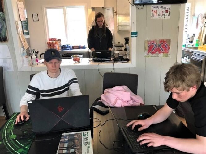 Bendik Hvoslef-Eide, Anders Hoel, Torbjørn Walker Ørka bygger Ås i Minecraft til 17
