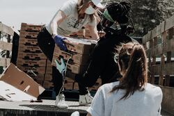 Frivillig arbeid årlig bidrar med en verdiskaping tilsvarende 78 milliarder kroner. Foto: Joel Muniz / Unsplash