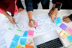Ansatte ble motivert av å få tillit, få ansvar for gjennomføring og samtidig oppleve å se resultater av egne anstrengelser. Foto: UX Indonesia / Unsplash