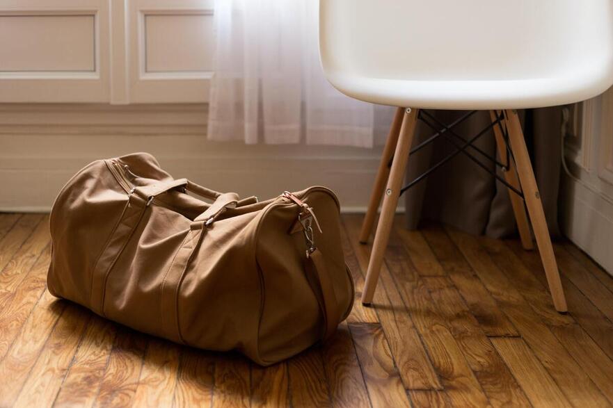 Er du student ved NMBU og skal studere i utlandet neste semester, må du kontakte oss seinest mandag 21. juni for å avtale time til vaksinering. Foto av en bag på et gulv