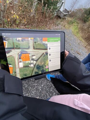 Ulovlighetsoppfølgingen gjøres med en mobil enhet for å kunne dokumentere funn på en effektiv måte. Foto: Karmøy kommune