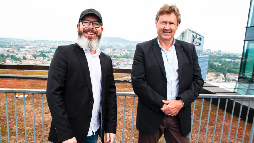 BEDRE DIALOG MED INNBYGGERNE. (f.v.) Leif-Tore Martinsen i Sarpsborg kommune og Tom Heiberg i Sopra Steria jobber med å bygge ned siloer og få informasjonen til å flyte bedre i Sarpsborg kommune. (Foto: Sopra Steria) BEDRE DIALOG MED INNBYGGERNE. (f.v.) Leif-Tore Martinsen i Sarpsborg kommune og Tom Heiberg i Sopra Steria jobber med å bygge ned siloer og få informasjonen til å flyte bedre i Sarpsborg kommune. (Foto: Sopra Steria)