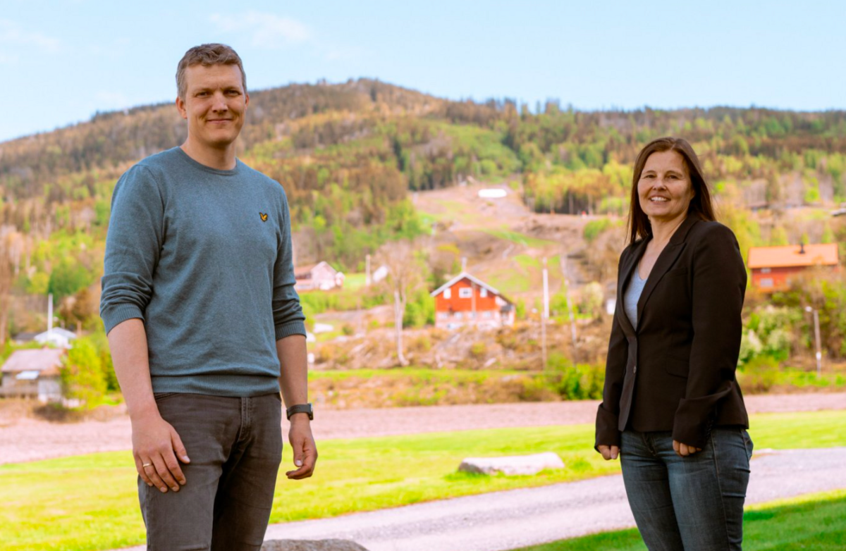 Kjetil G. Lundemoen og Vibeke Hillestrøm fra ledelsen i utdannings- og barnehageetaten i Modum kommune.