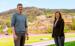 Kjetil G. Lundemoen og Vibeke Hillestrøm fra ledelsen i utdannings- og barnehageetaten i Modum kommune.
