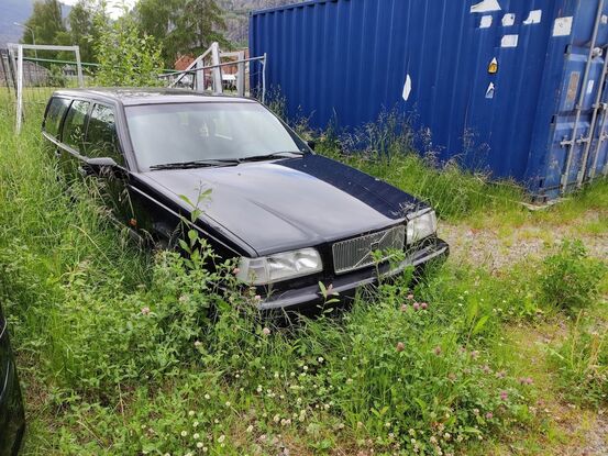 Eldre volvo stasjonsvogn som står på kommunal eigedom mellom idrettsfeltet og idrettshallen i Gaupne Eldre volvo stasjonsvogn som står på kommunal eigedom mellom idrettsfeltet og idrettshallen i Gaupne