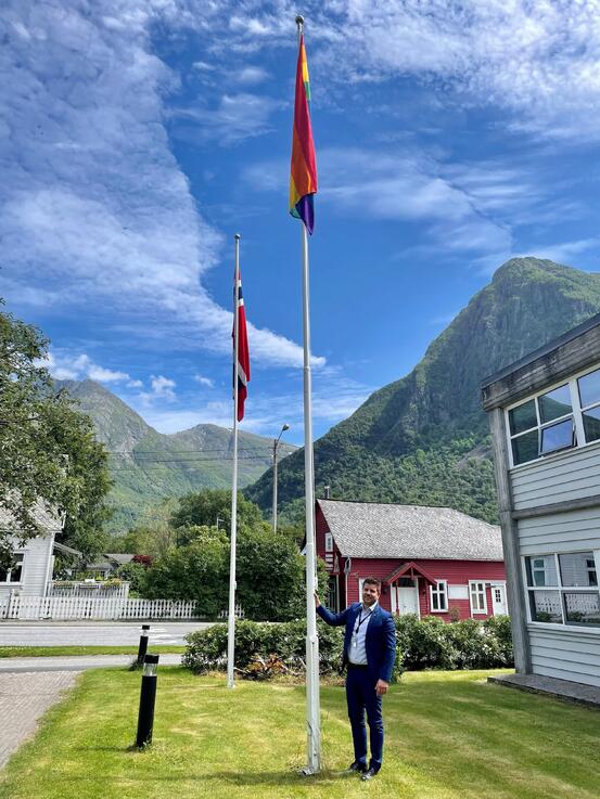Ordførar Hans Inge Myrvold ved Pride-flagget utanfor rådhuset i dag.