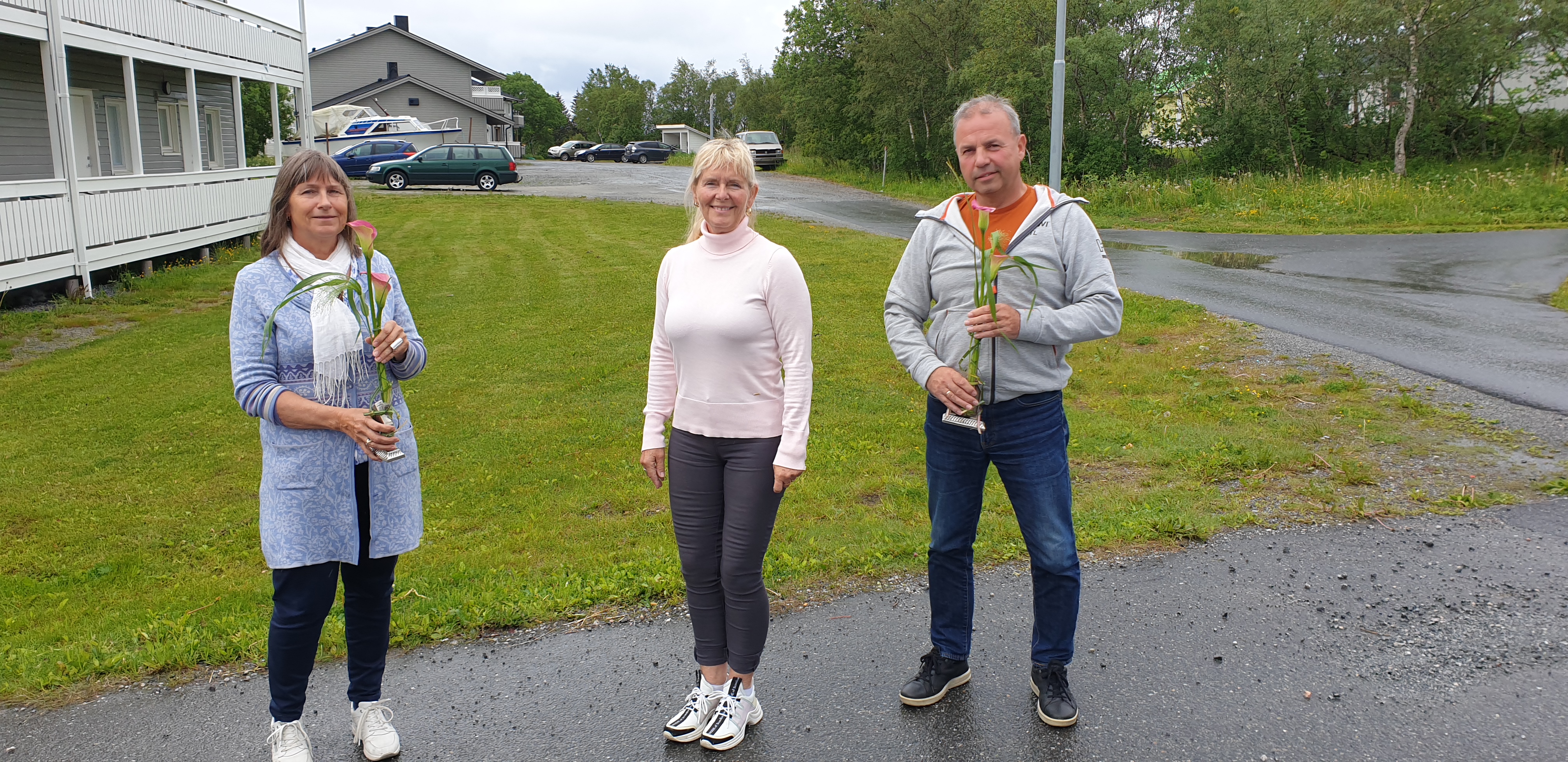Bilde av avtroppende styreleder og styremedlem