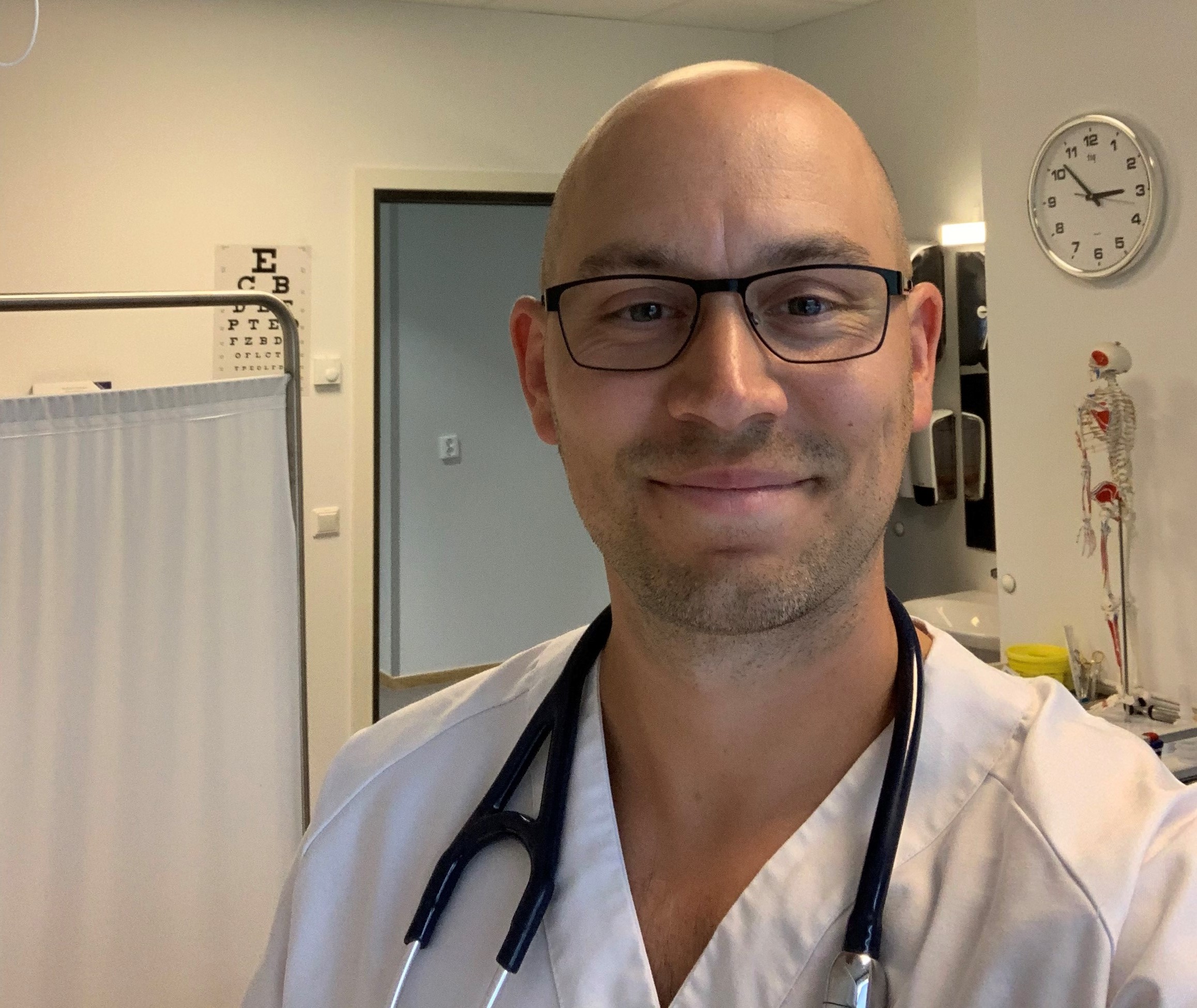 Kommuneoverlege Audun Dyrhaug Hov oppfordrer alle uvaksinerte til å vaksinere seg mot Covid-19, og oppfordrer samtid folk til å teste seg hvis de har luftveissymptomer. Kommuneoverlege Audun Dyrhaug Hov oppfordrer alle uvaksinerte til å vaksinere seg mot Covid-19, og oppfordrer samtid folk til å teste seg hvis de har luftveissymptomer.