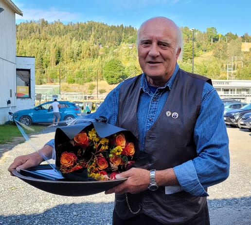 Leif G. Koch viser fram miljøprisen Leif G. Koch viser fram miljøprisen