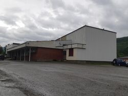 Storslett svømmehall og gymsal sett mot sør