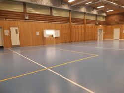 Gymsal mot inngang og kjøkken