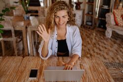 I en stadig mer digitalisert hverdag er det viktig å huske på at vi mennesker er avhengige av den sosiale kontakten og av sosiale relasjoner oss imellom. Dette er noe som ikke kan erstattes av digitale læringsplattformer. Foto: Yan Krukov / Pexels