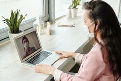 Begge parter likte effektiviteten og fleksibiliteten ved å kommunisere digitalt. Samtidig var noen fastleger og pasienter bekymret for om de kliniske vurderingene ble riktige og om forholdet mellom pasient og lege kunne svekkes av å ikke møtes fysisk. Foto: Edward Jenner / Pexels