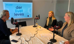 Programleder Kjell Erik Saure har besøk av Liv Edel Berge og Torunn Tømmervold, Trondheim Folkebibliotek, i ukens episode om digitalt utenforskap. Foto: KS.