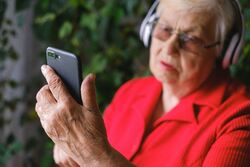 Amrat Kaur ble overrasket over at teknologi i iOS-smarttelefoner ikke blir fullstendig utnyttet. Det kunne være til stor nytte for eldre brukere, mener hun. Foto: Anna Shvets / Pexels