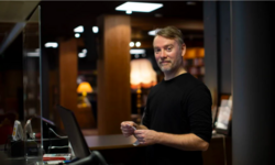Birger Brynildsen jobber på biblioteket i Hokksund og har hjulpet folk med data i 15 år. Behovet for opplæring er enormt.