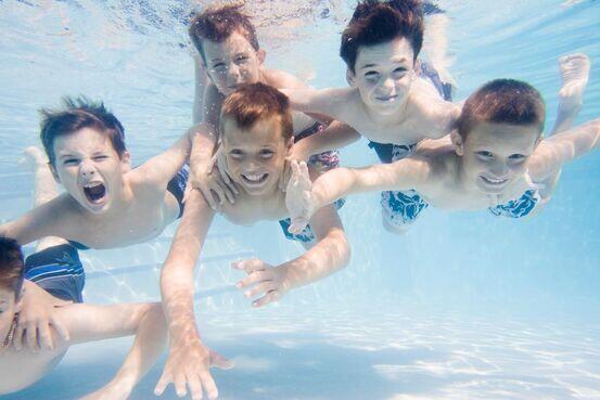 barn svømmer