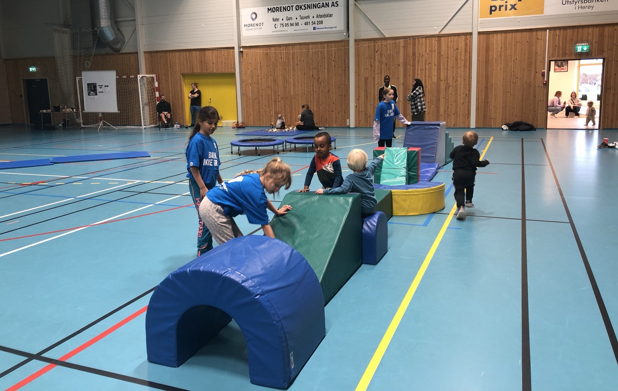 Lekedag i Herøyhallen_hinderløype 3