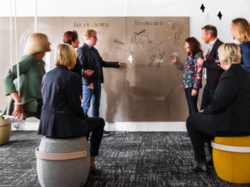 Arbeidsmåten skaper synergi på tvers av tjenesteområder, fagmiljøer og organisasjoner. Offentlige etater, private virksomheter og frivillig sektor kobles sammen. Foto: Bergen kommune