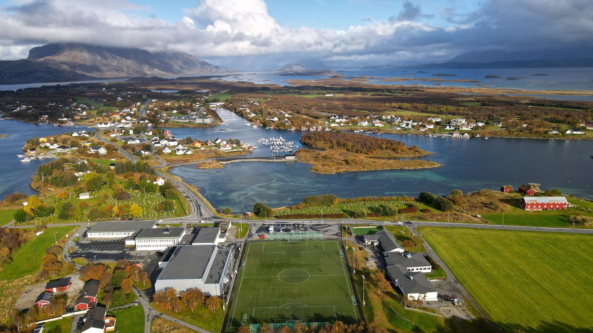 Dronebilde, skolen mot nord