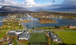 Dronebilde skolen mot nord