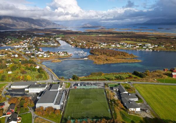 Dronebilde skolen mot nord