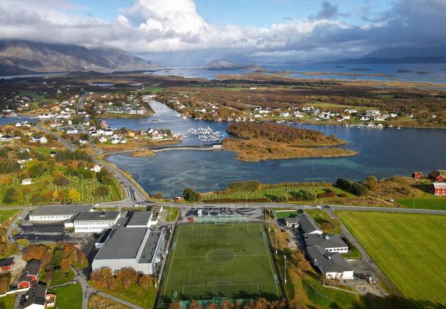 Dronebilde skolen mot nord