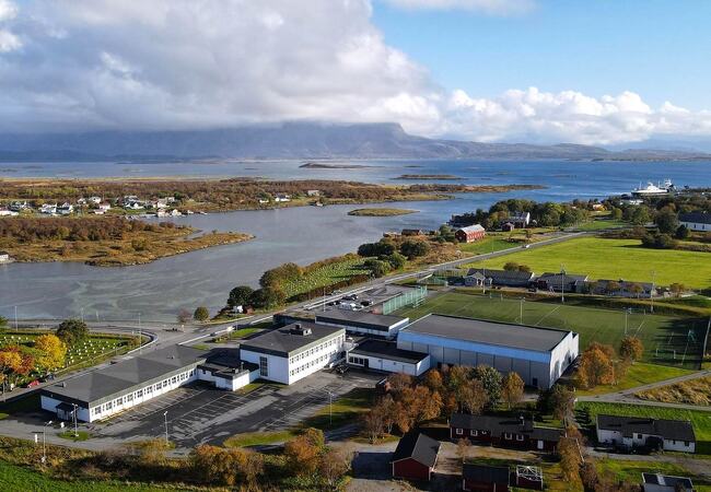 Dronebilde 2021_skolen mot øst