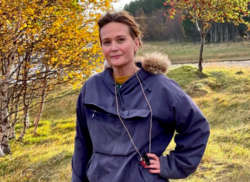 - Tillitsbasert ledelse handler om å spørre hva de ansatte har behov for, og hva du som leder kan gjøre for at de skal kunne levere og trives, sier Kristine Aasen, ny kommunikasjonsdirektør i Brønnøysundregistrene. Foto: Brønnøysundregistrene.