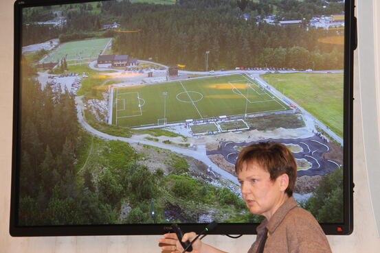 Trine Lerum Hjellhaug syner fram idrettsparken på Kaupanger.