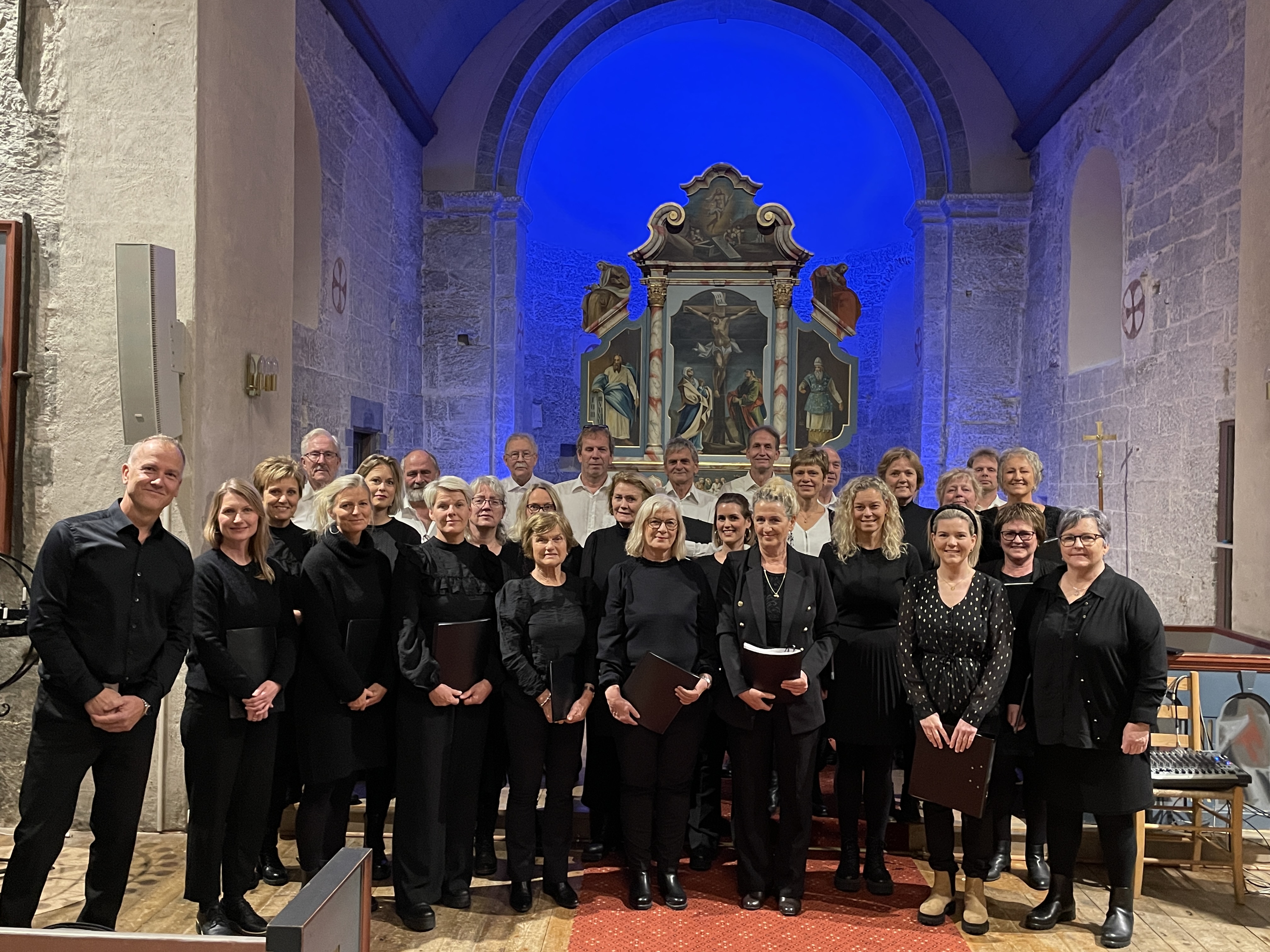 Her øver koret til konserten i Herøy kirke.