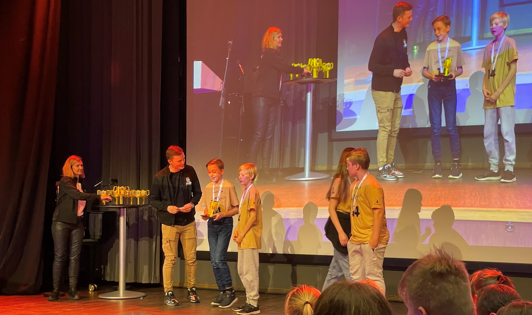 Lego League Herøy skole 2021_vinnere på scenen