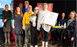 Vinnerne av Innsiktsprisen FHI med prosjektleder Anja Schou Lindman foran med diplomet.