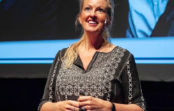 Flateby har bred erfaring fra lederroller og arbeid med arbeidsmiljø og -kultur. Hun mener at verdibasert ledelse er en ledelsesmetode som setter fokus på verdier som samlingspunkt i selskapet eller for en organisasjon. Foto: Susanne Sivertsen
