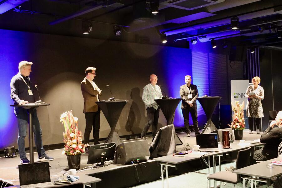 Panelsamtale om sensorikk og inneklima. Fra venstre: f.v. Rune Jomaas (Softox), Frank Steder (FFI), Odd Magne Anderdal (Hemsedal kommune, Tore Rismyr (Airthings) og Kirsti Kierulf som ledet samtalen. Foto: Kjell Jørgen Holbye. Panelsamtale om sensorikk og inneklima. Fra venstre: f.v. Rune Jomaas (Softox), Frank Steder (FFI), Odd Magne Anderdal (Hemsedal kommune, Tore Rismyr (Airthings) og Kirsti Kierulf som ledet samtalen. Foto: Kjell Jørgen Holbye.