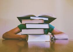 Skal vi lykkes med digitaliseringen i bedriftene må vi ned i maskinrommet og skru på forretningsmodeller, strategi og organisasjon. Spørsmålet vi må stille oss er om vi skal bli mer relevante, eller mindre relevante, skriver Nina Riibe, administrerende direktør i Econa, interesse- og arbeidstakerorganisasjonen for økonomer, siviløkonomer og studenter innen økonomisk-administrative fag. Foto: Pexels /Pixabay