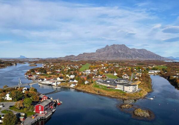 Brygga og Herøy sykehjem mot nord